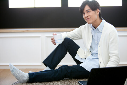 ティータイム中の男性