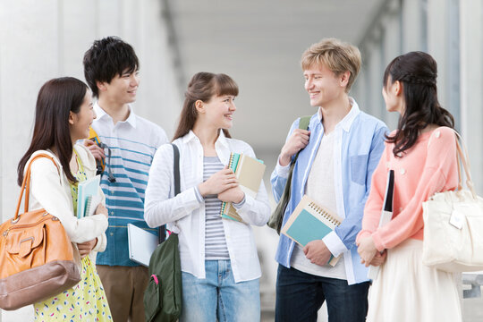 立ち話をする大学生5人