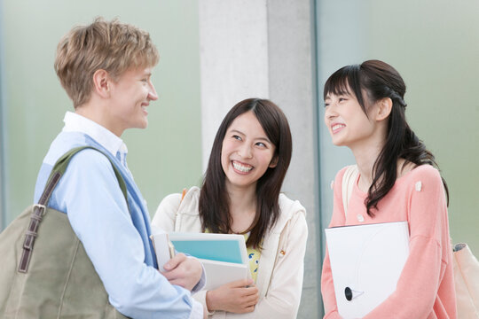 立ち話をする大学生3人