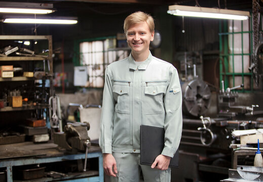 ファイルを持つ外国人作業者