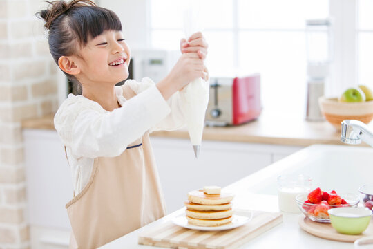 ホイップクリームを絞る女の子