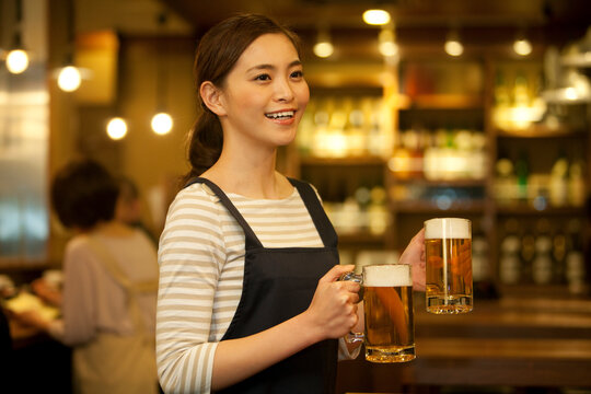 ビールを運ぶ店員