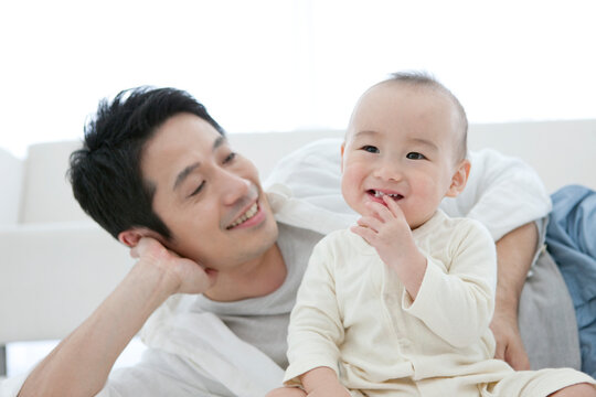 笑顔の赤ちゃんと父親