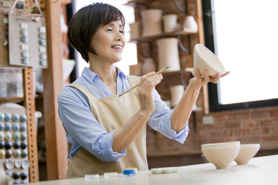 陶芸をするシニア女性