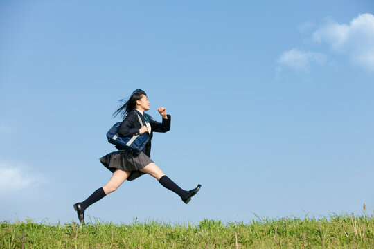 土手を走る女子校生