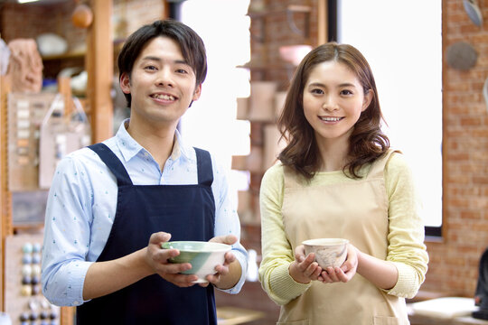 陶器を持つカップル