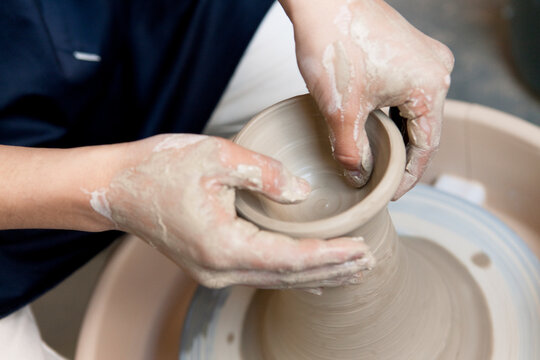 陶芸をする男性の手元