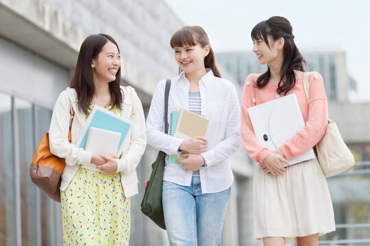 歩く女子大生3人