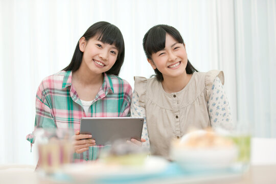 笑顔の女の子2人