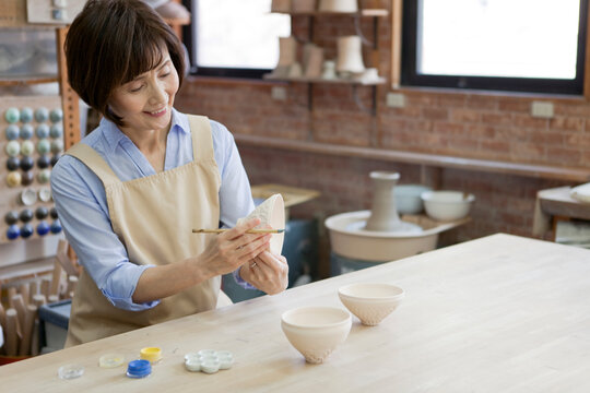 陶芸をするシニア女性