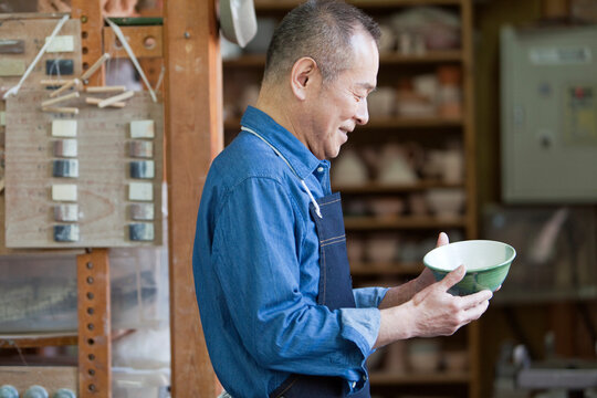 茶碗を見るシニア男性