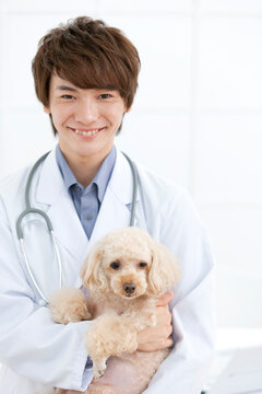 犬と笑顔の獣医