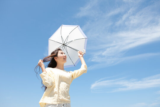 日傘を差す女性