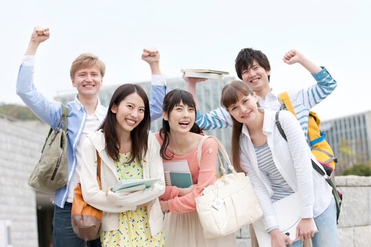 ガッツポーズする笑顔の大学生5人