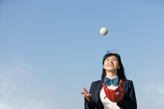 ボールを投げる女子校生