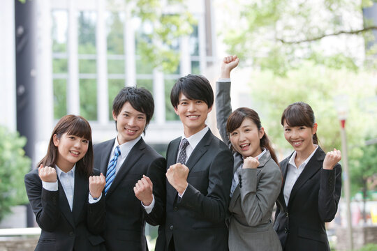 ガッツポーズをするビジネスマンとビジネスウーマン5人