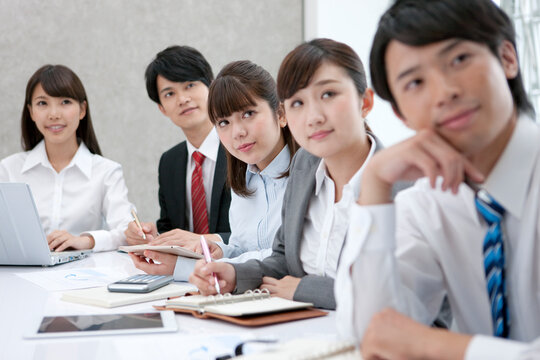 会議をする5人のビジネスマン