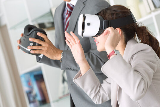 VRゴーグルを付けた男女のビジネスマン