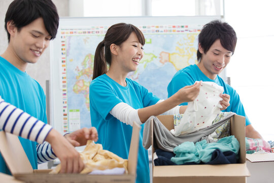 笑顔で作業する男女3人
