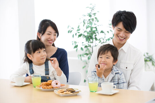 ティータイムの4人家族