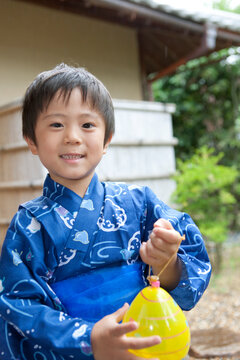 ヨーヨーを持つ浴衣姿の日本人男の子
