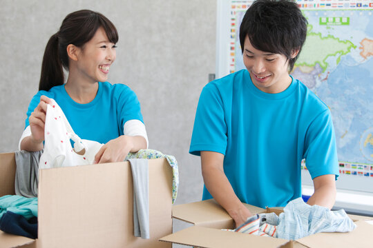 笑顔で作業する男女