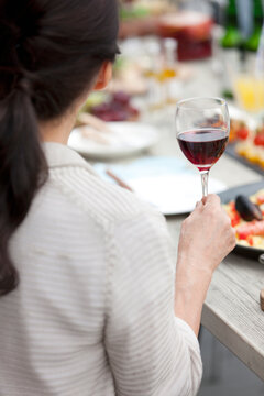 テラスで食事する女性