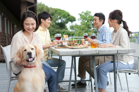 テラスで食事する家族