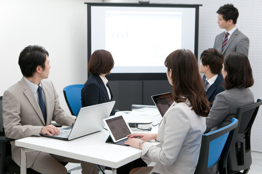 会議をするビジネスマンとビジネスウーマン6人