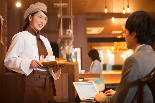 笑顔の店員と男性客