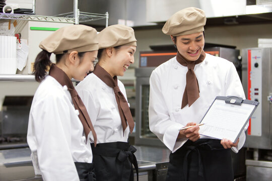 打ち合わせをするパティシエ3人