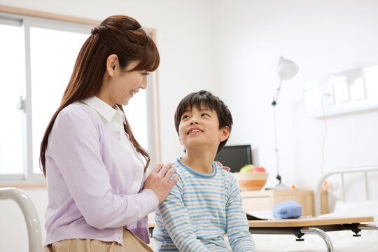 見つめ合う男の子と母親