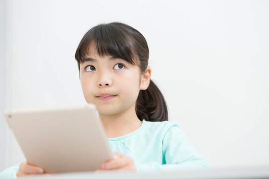 タブレットPCを操作する小学生