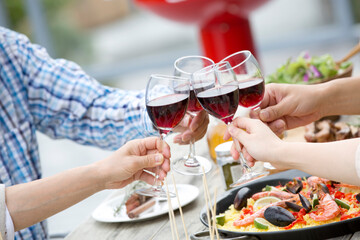 ワインで乾杯をする4人の手元