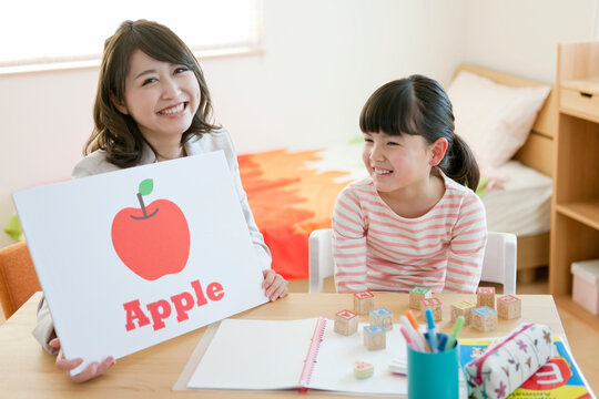 英語の勉強をする女の子と先生