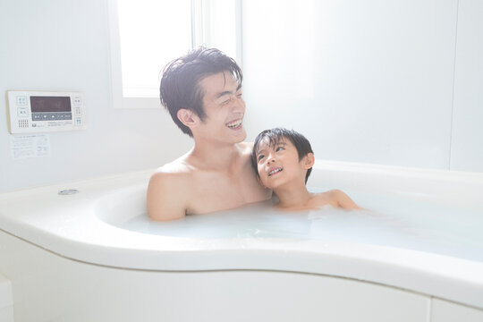 お風呂に入る父親と息子