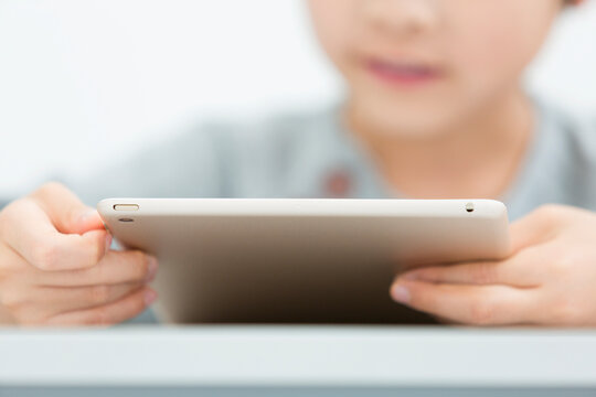 タブレットPCを操作する小学生