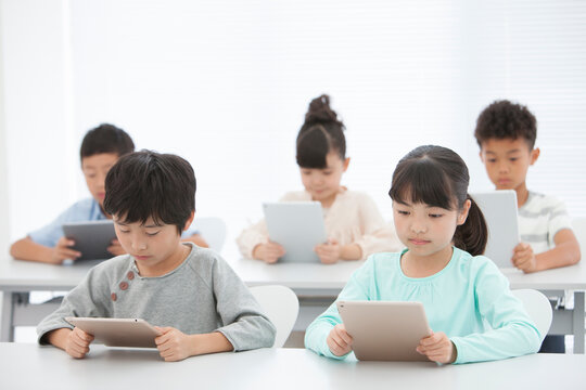 タブレットPCで勉強する小学生