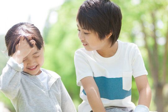 公園で遊ぶ兄妹