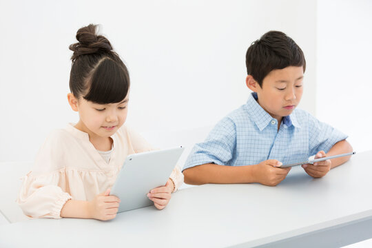 タブレットPCで勉強する小学生