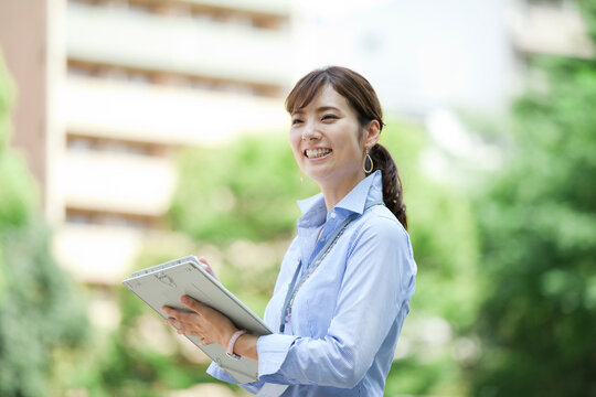 ファイルを持つビジネス女性