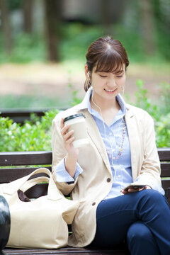スマートフォンを操作するビジネス女性