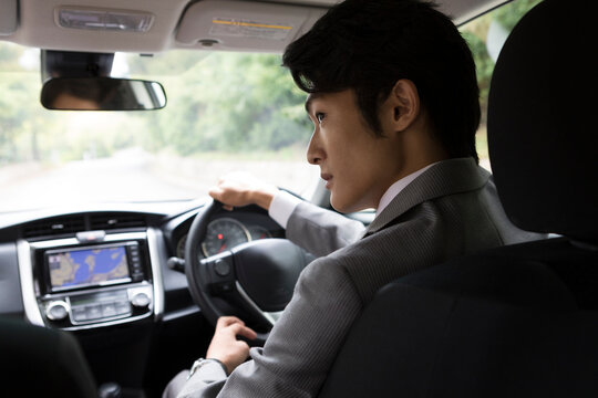 運転するビジネスマン