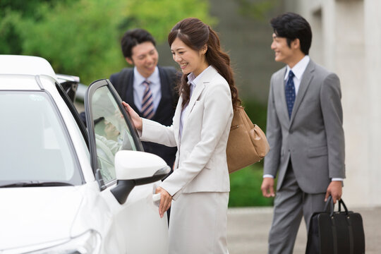車に乗り込むビジネス男女