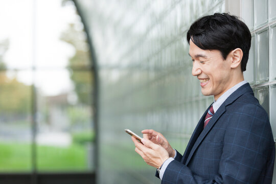 スマートフォンを操作するビジネスマン