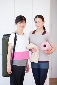 ヨガマットを持った２人の女性