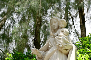 Fototapeta na wymiar Statue of Our lady and child Jesus catholic church with natural background. at thailand