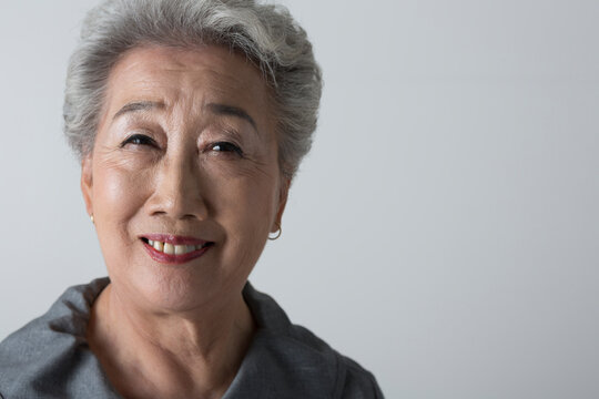 笑顔のシニア女性