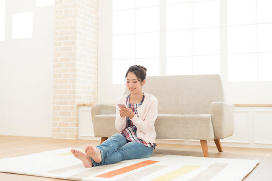 スマートフォンを操作する女性