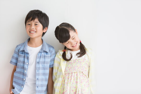 2人の小学生男女